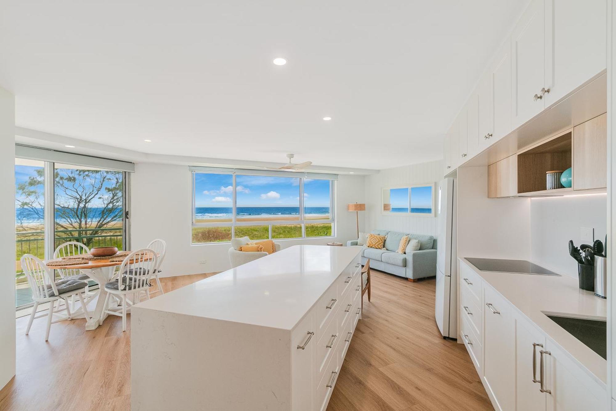 Oceanside Resort - Absolute Beachfront Apartments Gold Coast Zewnętrze zdjęcie
