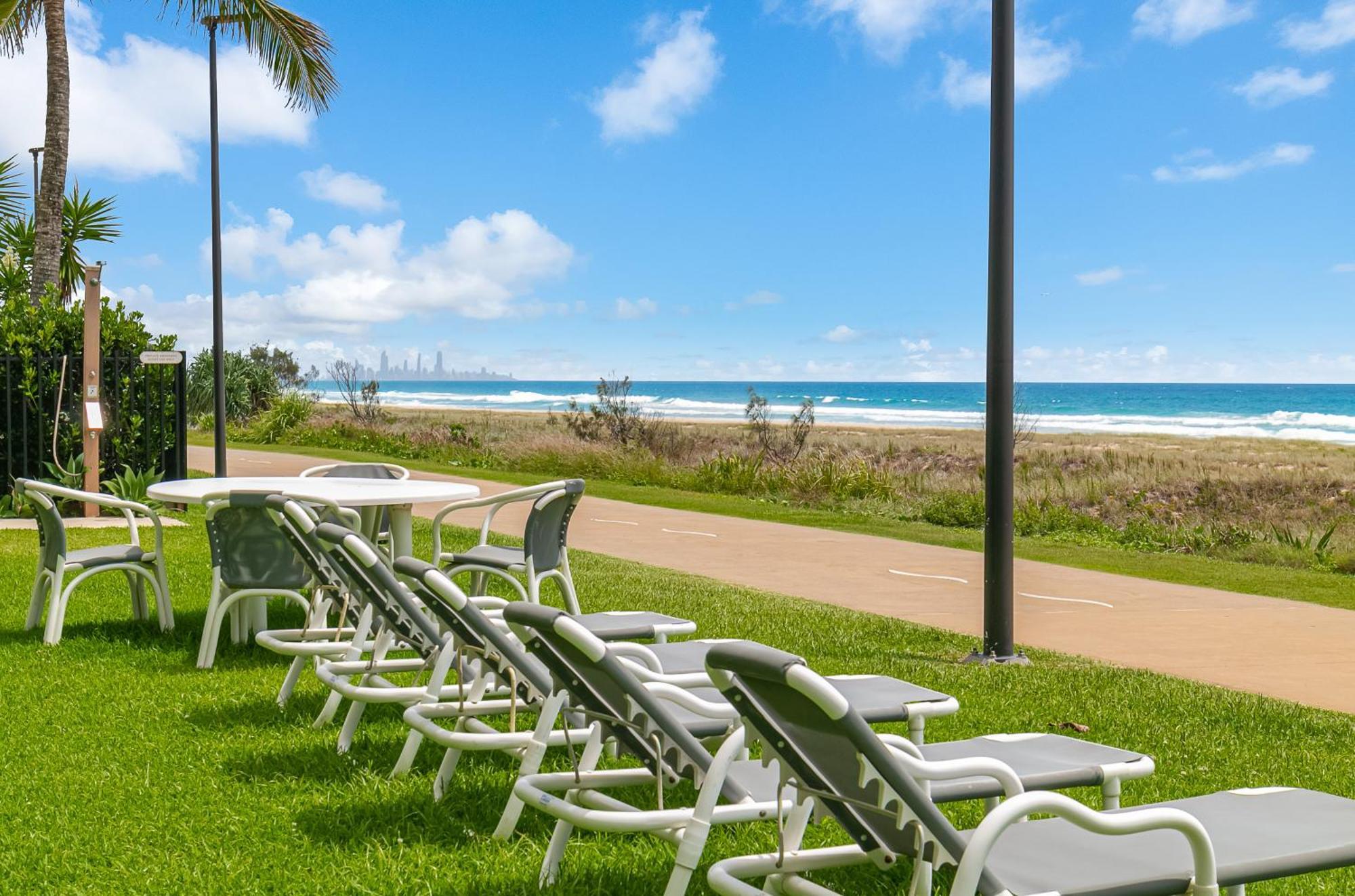 Oceanside Resort - Absolute Beachfront Apartments Gold Coast Zewnętrze zdjęcie