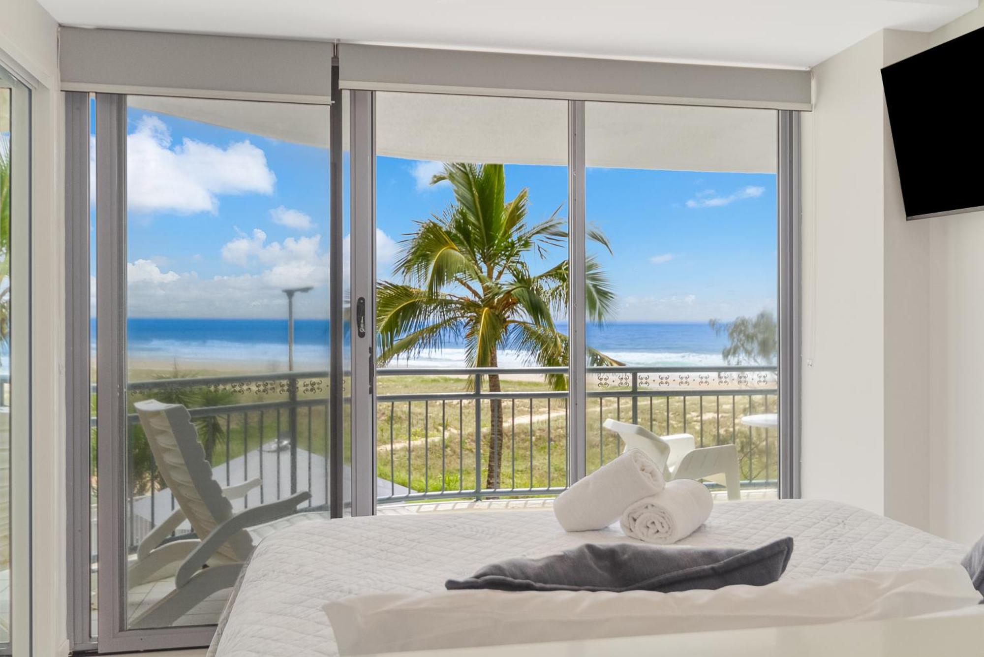 Oceanside Resort - Absolute Beachfront Apartments Gold Coast Zewnętrze zdjęcie