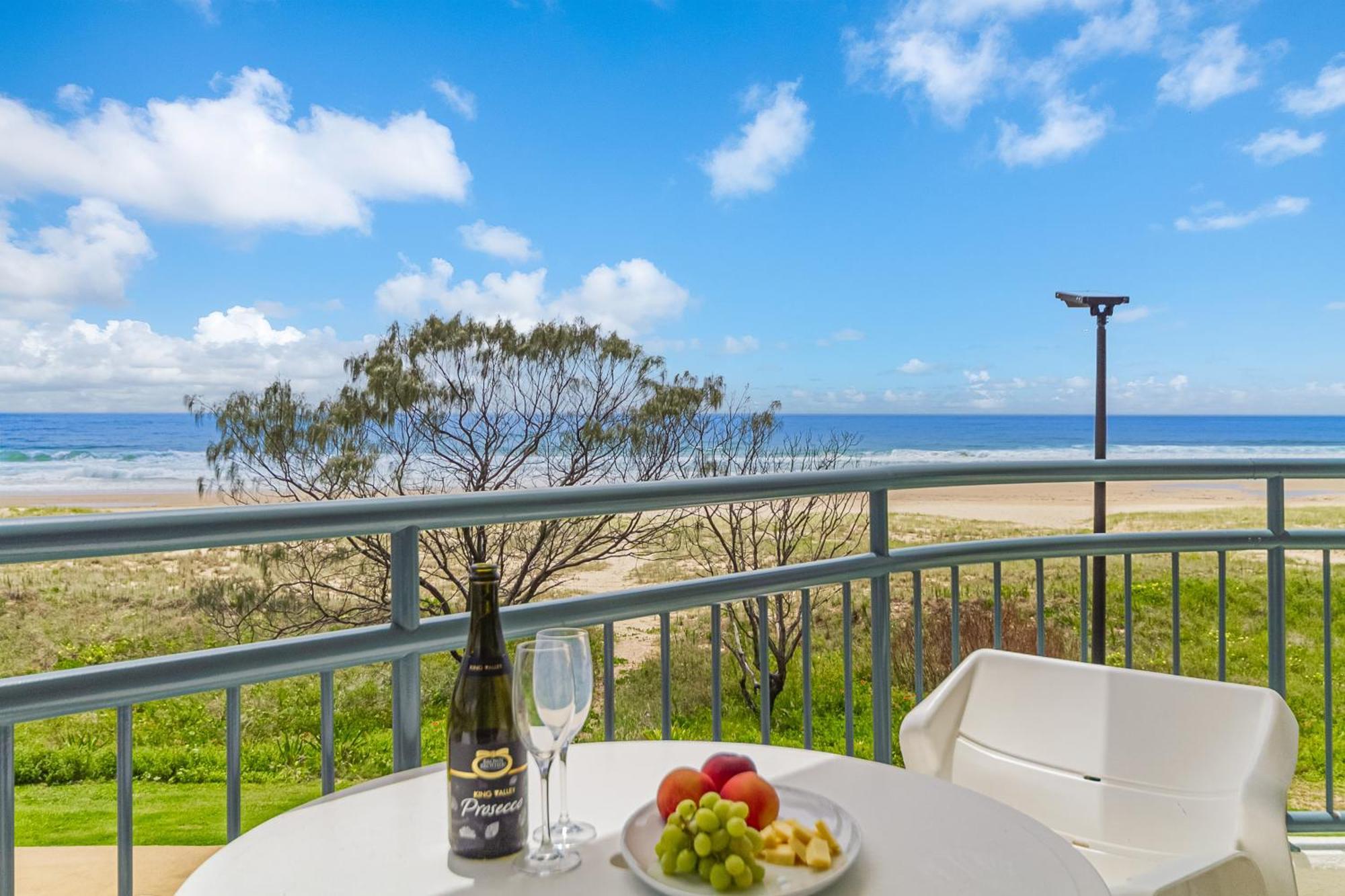 Oceanside Resort - Absolute Beachfront Apartments Gold Coast Zewnętrze zdjęcie